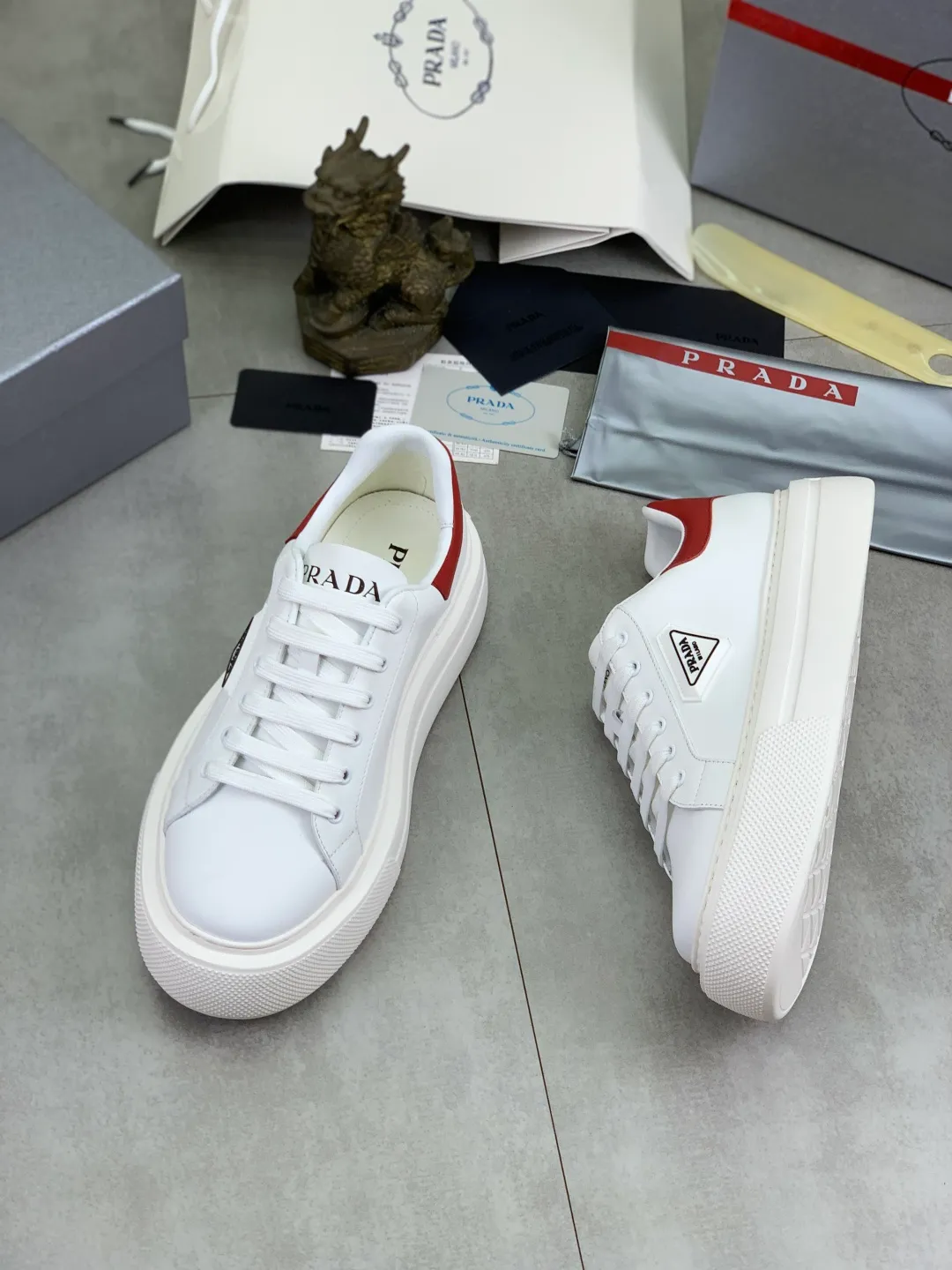 Men's shoes 💰P560💰[New style] popular models are on the official website, 🆘 Trendy brand (Prada) mainly promotes popular models, avant-garde and versatile fashion men's shoes private version mold opening, cowhide surface splicing 1:1.. Fashionable and simple, original imported cowhide lining cowhide feet; the atmosphere and personality are more fashionable, eye-catching and pursuing class. It will subvert the old idea and be a must-have for fashionistas with you! Must keep it for yourself! Tall and comfortable, large and low, high-end quality workmanship. Number of yards: 38-45 4️⃣optional.